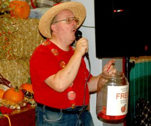 Master of ceremonies Mitchell Wellman announces the winner of a door prize during AppleFest. (Alexander Violo photo)