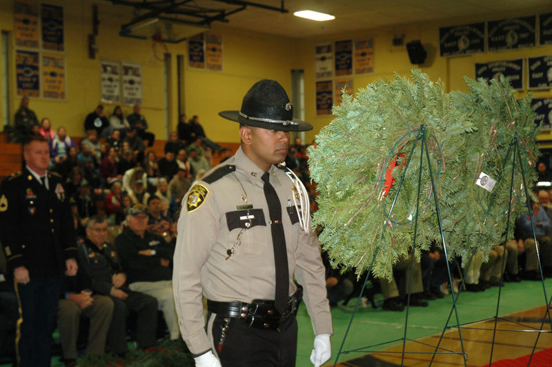 Knox County Sheriff's Deputy Nathaniel Jack prepares to present a wreath. (Alexander Violo photo)