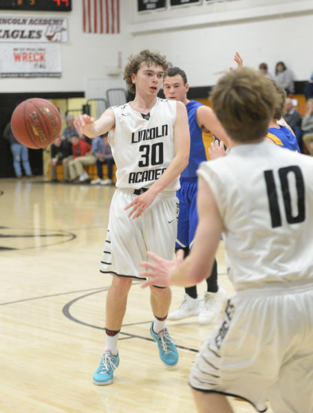 Riley Cushing fires a no-look pass out the the wing. (Paula Roberts photo)