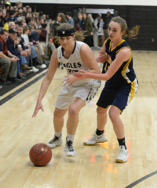 Paige Powell guards Cagney O'Brien bringing the ball up the sideline. (Paula Roberts photo)