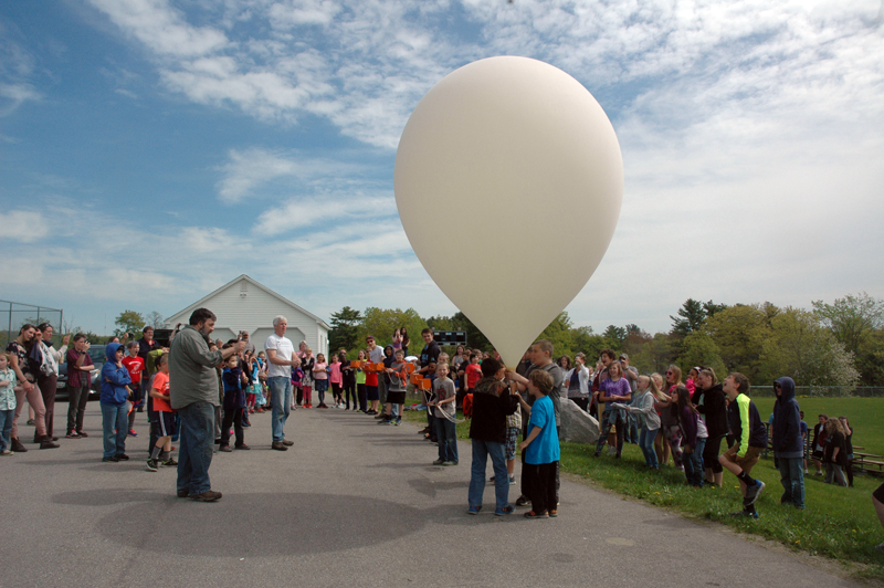 Jefferson Village School students prepare to release a high-altitude balloon the morning of Wednesday, May 24. (Alexander Violo photo)