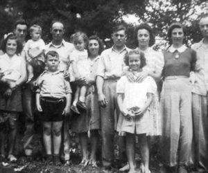 The Dodge family on July 4, 1944. (Photo courtesy Marjorie and Calvin Dodge)
