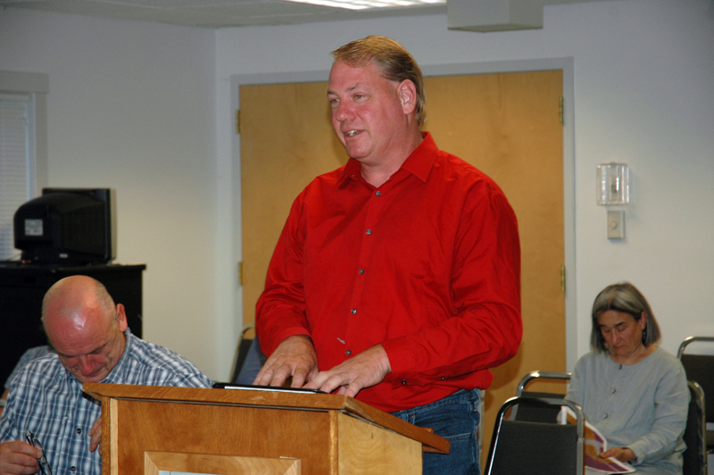 Abden Simmons addresses the Waldoboro Board of Appeals during a public hearing Thursday, Aug. 17. (Alexander Violo photo)