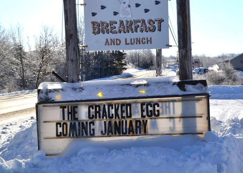 A sign along Gardiner Road in Wiscasset announces the impending arrival of The Cracked Egg. The Hunters Breakfast sign will soon come down and a permanent sign for The Cracked Egg will go up in its place. (Charlotte Boynton photo)