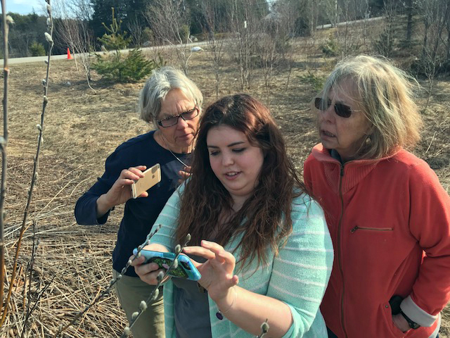 Maia Zewert (center) gives an outdoor photo tutorial. (Photo courtesy Ali Stevenson)