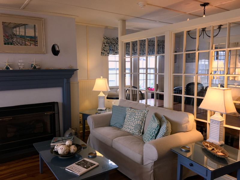 A lounge area at Ocean Point Inn. (Suzi Thayer photo)