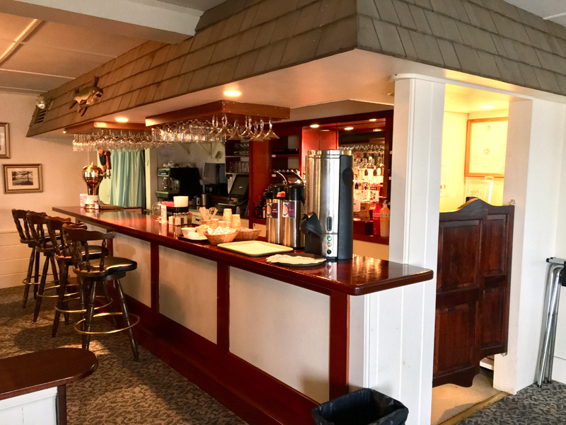 The bar at Ocean Point Inn. (Suzi Thayer photo)