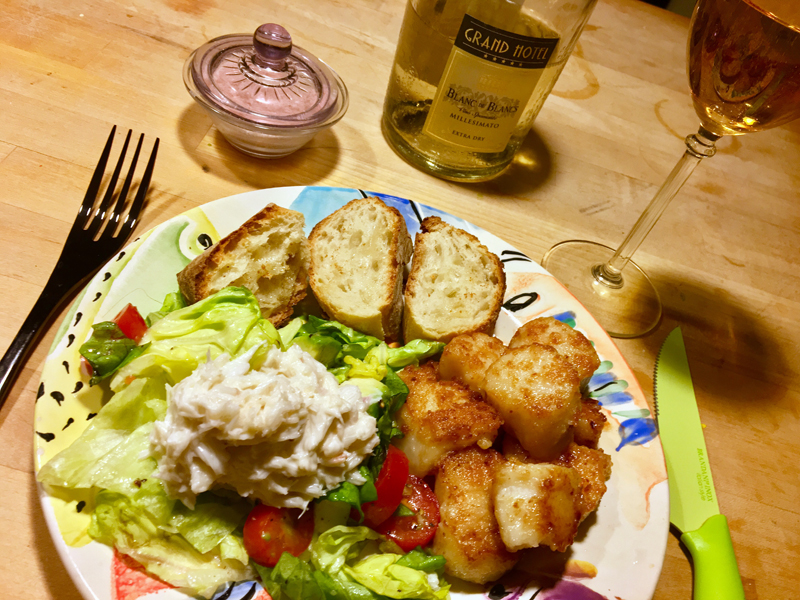 Pan-fried scallops, salad topped off with fresh crabmeat, and crusty bread made for a sublime dinner. (Suzi Thayer photo)