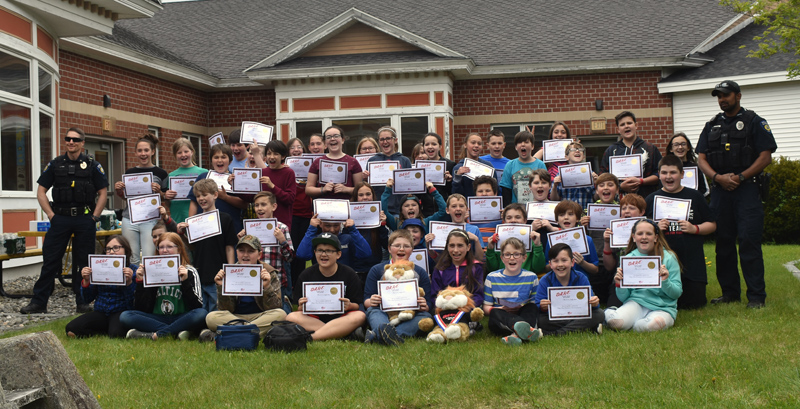 Miller School fifth graders pose with Waldoboro Police Chief John Lash (far left) and Officer Nathaniel Jack (far right) after their completion of a 10-week D.A.R.E. class. (Alexander Violo photo)