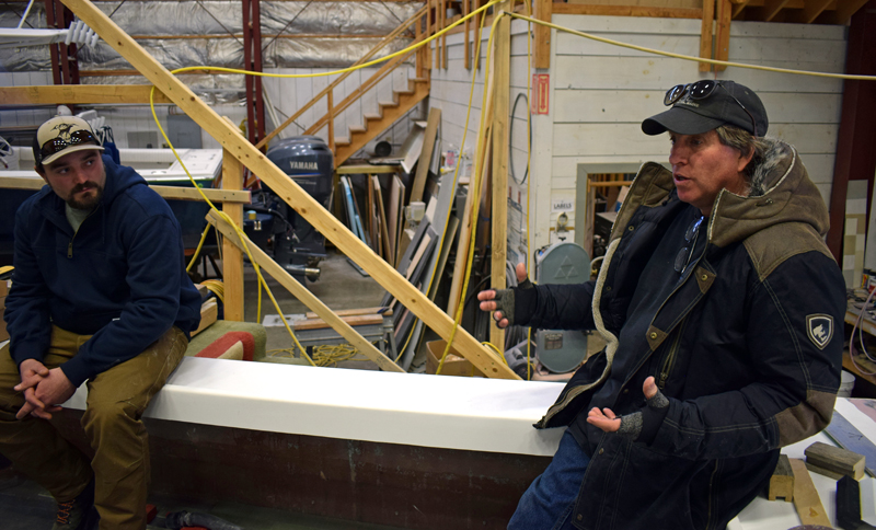 Le directeur général de Gamage Shipyard, Mike Tatro (à droite), se tient sur un bateau Holland 32 alors qu'il explique le processus de construction du bateau pendant que le constructeur de bateaux principal du projet, Dylan Chase, regarde. (Photo d'Evan Houk)