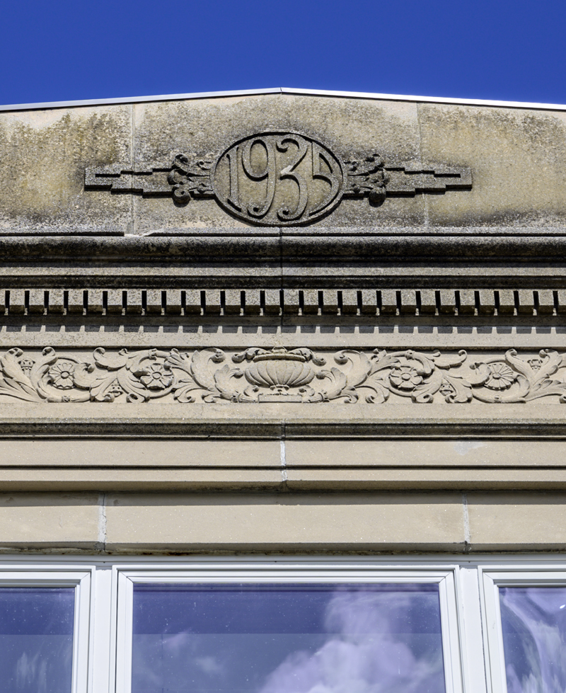 The cornice of the A.D. Gray building commemorates its 1935 date of construction in Waldoboro on May 14. (Bisi Cameron Yee photo, LCN file)