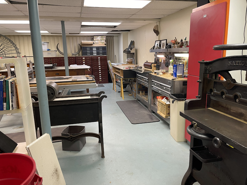 Το στούντιο της Lisa Pixley, συμπεριλαμβανομένου του vintage letterpress, στεγάζεται στο υπόγειο της αίθουσας της ενορίας.