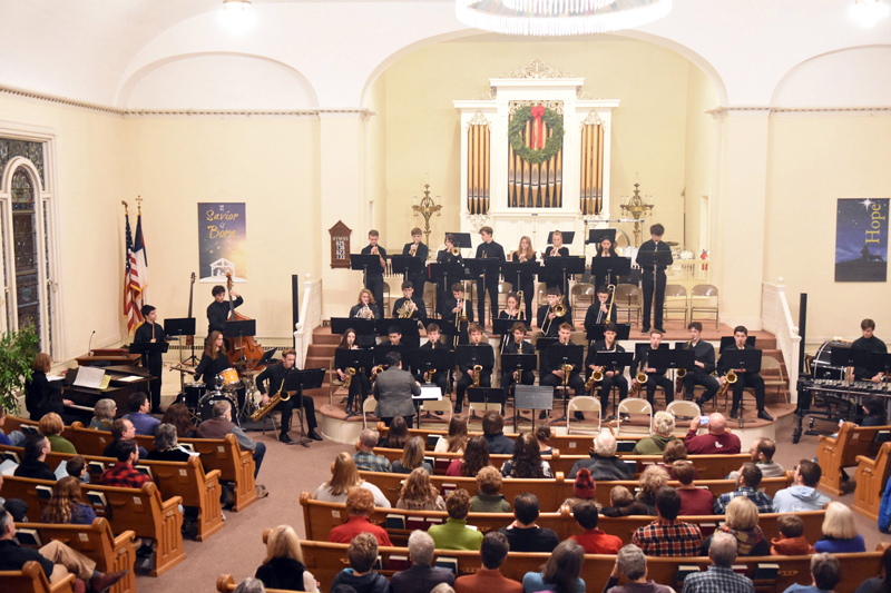 出席者は、2019 年のリンカーン アカデミーのウィンター バンド コンサートのために、ダマリスコッタ バプテスト教会を詰め込みます。 (写真提供: リンカーン アカデミー)