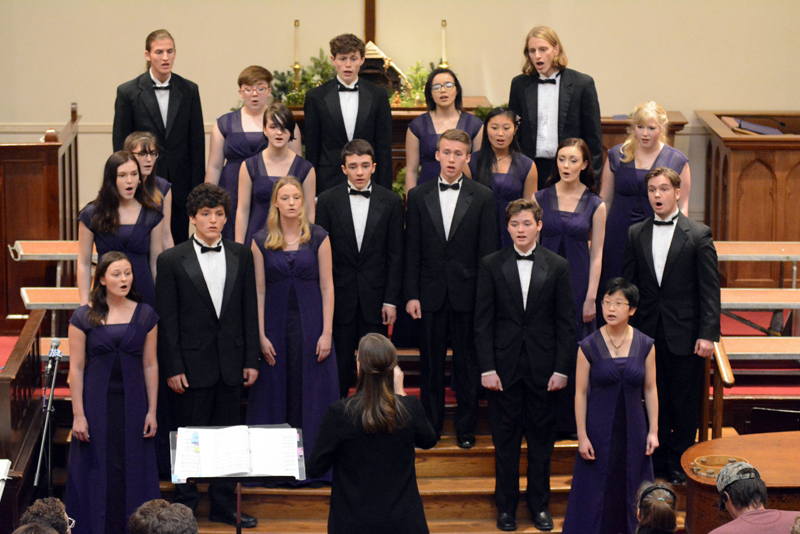 リンカーン アカデミーの学生は、2019 年のウィンター クワイア コンサートで演奏します。  (写真提供: リンカーン アカデミー)