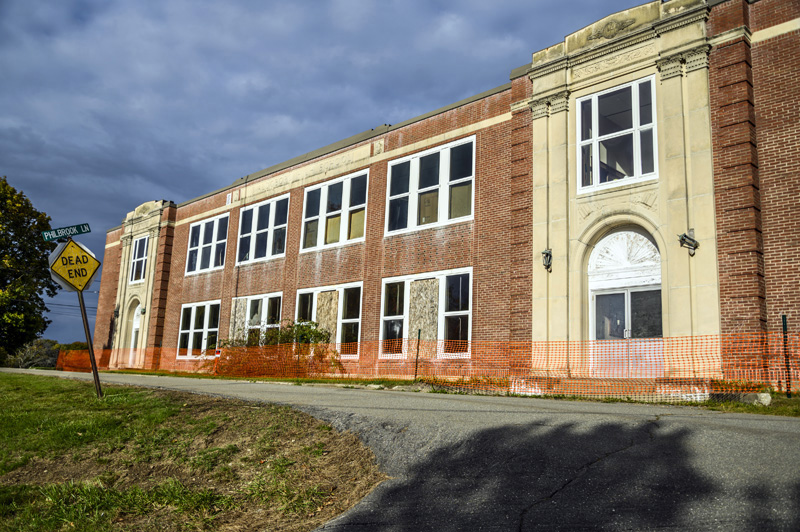 The former A.D. Gray School in Waldoboro is set to be demolished and replaced by a 36-unit affordable senior housing development by Volunteers of America. The Waldoboro Planning Board unanimously approved a site plan on Thursday, April 13. The new building's design will come before the board for a separate approval after resident input. (Bisi Cameron Yee photo, LCN file)