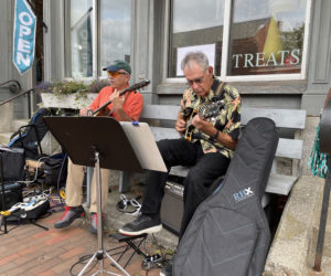 Jazz duo David Lawlor and Neil Lamb entertain sidewalk strollers during Wiscasset Art Walk. (Courtesy photo)