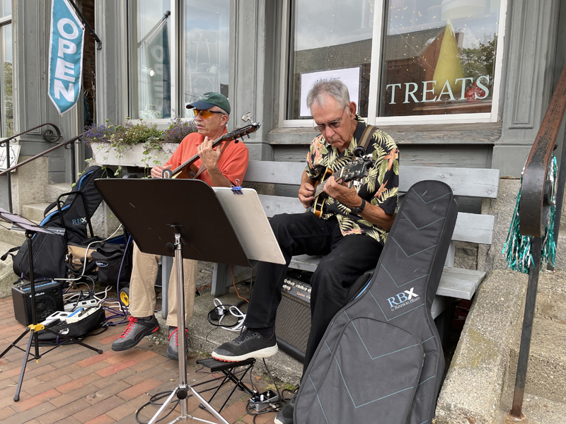 Jazz duo David Lawlor and Neil Lamb entertain sidewalk strollers during Wiscasset Art Walk. (Courtesy photo)