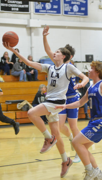 Roan Donaghy drives inside for the Eagles. (Paula Roberts photo)