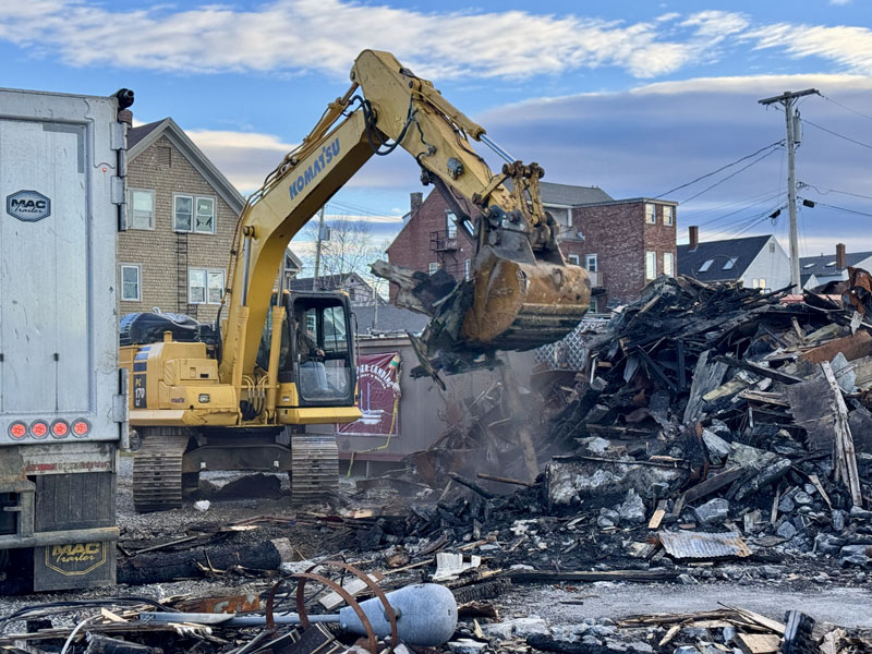 Hanley Construction of Bristol begins debris removal at Schooner Landing Restaurant and Marina in Damariscotta on Monday, Nov. 25. The restaurant burned in an overnight fire on Sept. 1, which was recently ruled by the Office of the State Fire Marshal as accidental. (Johnathan Riley photo)